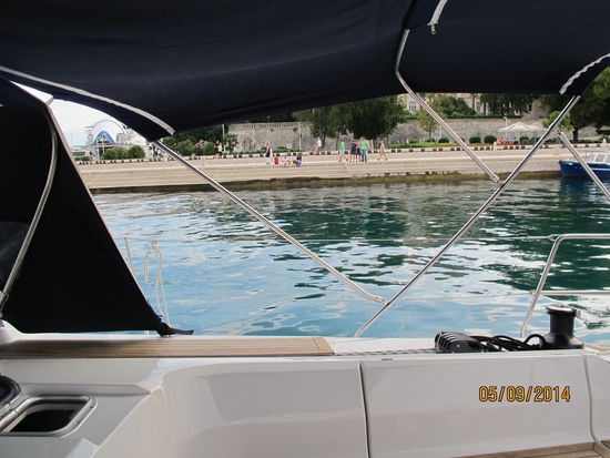 aus den obersten Ritzen unter der obersten Stufe kommt der Klang