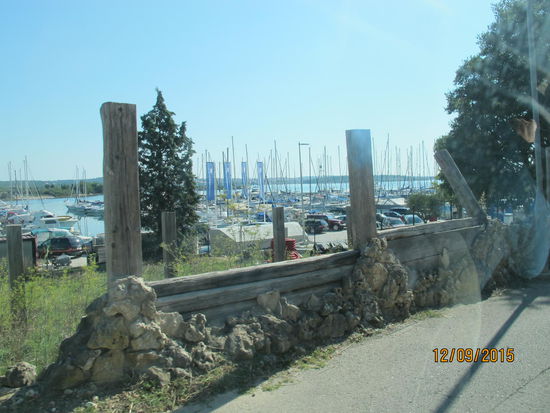 Pomer, eine kleine Marina, die sich anscheinend noch im Ausbau befindet, mit einem benachtbarten Campingplatz.