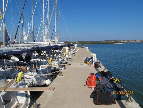Die Pier mit unserem "Handgepäck" bei prächtigem Wetter.
