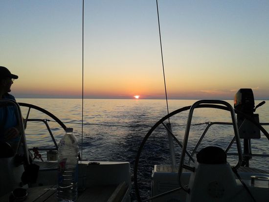 Im Sonnenuntergang in die Ankerbucht. Viel schöner gehts nicht am ersten Tag.
