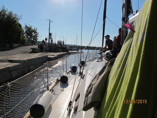 Druchfahrt mit Schaulustigen am frühen Morgen.