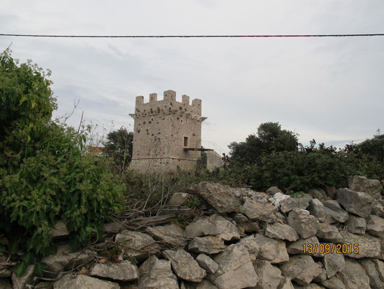 Ein kleiner Turm ist das Einzige, was ich an Sehenswürdigkeiten entdecke. Reicht ja auch fürs Erste. Zumindest hat man hier eine Post und einen kleinen Supermarkt. Abends wird an Bord gekocht, obwohl das Restaurant ganz gut aussah. Egal, es war wieder sehr lecker.