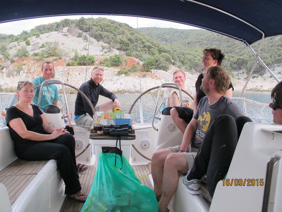 Eine zufriedene Crew beim Ankerbier.