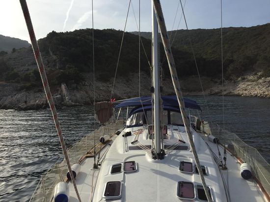 Wir verlassen unsere schöne Ankerbucht.