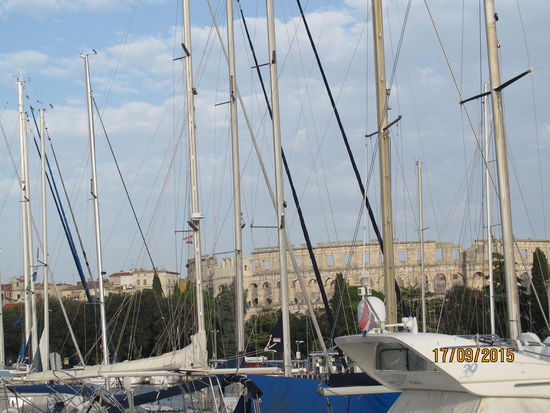 Dank Voranmeldung haben wir einen tollen Blick auf eines der Wahrzeichen Pulas, das Amphitheater aus römischer Zeit.
