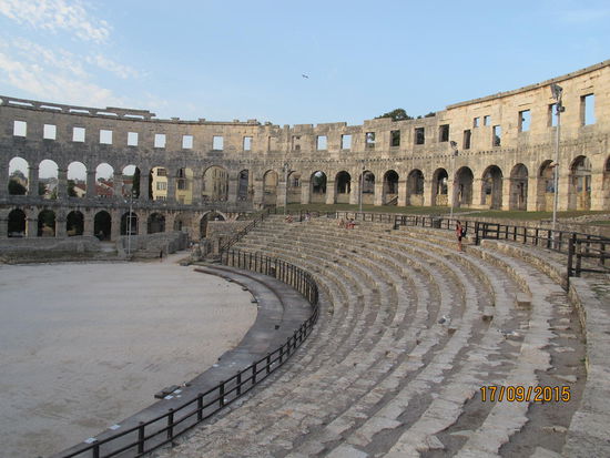 Hier hat man anscheinend eine Seite der Steintribüne wieder aufgbaut. Ich vermute, dass es früher noch eine darüberliegende Etage gab und darüber noch Sonnensegel.