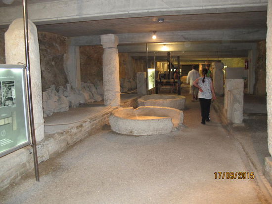 Der gesamte Innenbereich und die Katakomben sind anscheinend restauriert worden und beherbergen eine kleine Ausstellung zur damaligen Epoche. Die Betondecke sah früher sicher anders aus.