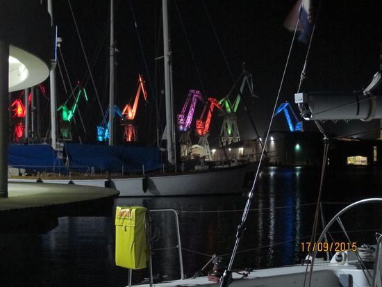 Eine nette Idee, die Hafenkräne durch wechselnde, farbige Beleuchtung zu einer kleinen Lichtshow zu machen.