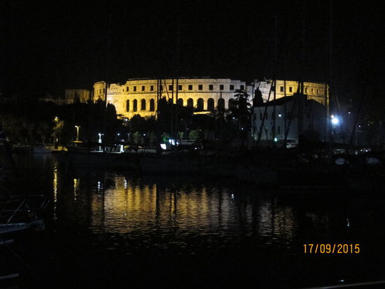 Unser Liegeplatz erweist sich auch nachts ruhiger, als ob der nahen Strasse gedacht. Dazu diese schöne Aussicht von Pier.
