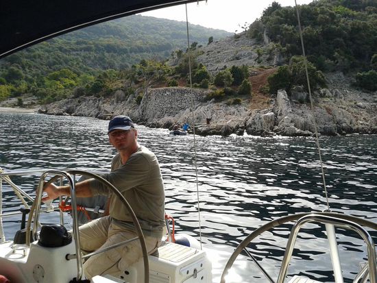 Die Landverbindung wird gelöst und wir verabschieden uns von "unseren guten alten Poller" an Land 