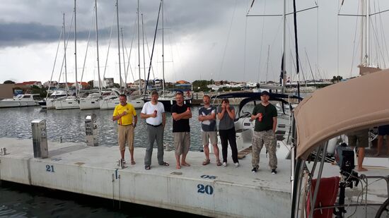 Guter Anleger und noch besseres Anlegerbier ... da kann man schon mal gucken, wie andere so reinschaukeln 