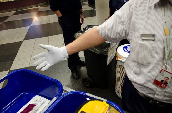 vom leitenden Sicherheitsbeauftragten am Flughafen wird uns bereits der Weg in die VIP Lounge gewiesen....