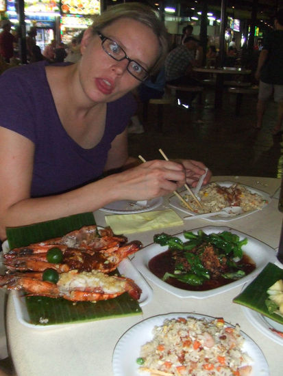 lecker Essen in Singapur.... Doris ist wieder lustig drauf, nach bewältigen der Flüge