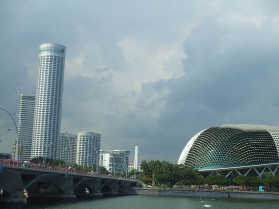 Da liegt n riesiger Igel in Singapur - keine Ahnung was der da sucht, vl. Schatten ?! Oder vl. is es ja doch nur ein Museum.