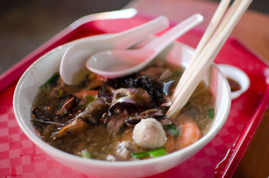 ...das kam dabei heraus! Eine Mischung aus Prawns, Inneren, Nudeln und anderem Zeugs das wir hier nicht erwähnen wollen ... das ganze dann im Kochsud der Nudeln  serviert et voilà fertig is die Nudelsuppe alla Singapur 
Doris hat Leber probiert hihi  C.
Und sie war zum kotzen D.