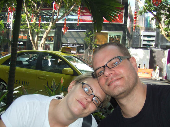 Im Hintergrund sieht man schon die Weihnachtsbeleuchtung