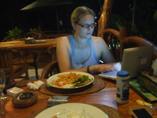 trotz grossen hungers......schon fertig?......ja danke 
der schlechteste burger  aller zeiten........pommes im kalten fett frittiert
wir haben den hunger dann etwas anders gestillt....nach ösi manier 