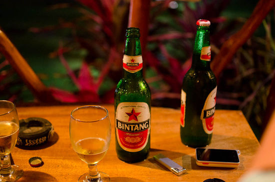 man beachte das handy rechts unten...... in der zwischenzeit wurde schon von mehreren personen, die sich gerade auf bali befanden, nach einem neuen quartier gesucht......