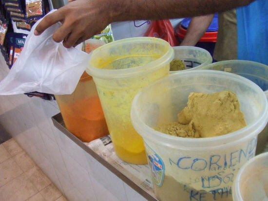 Hier wirds Curry, traditionell frisch aus verschiedenen Gewürzen gemischt.....ohne Waage und aufs Gramm genau