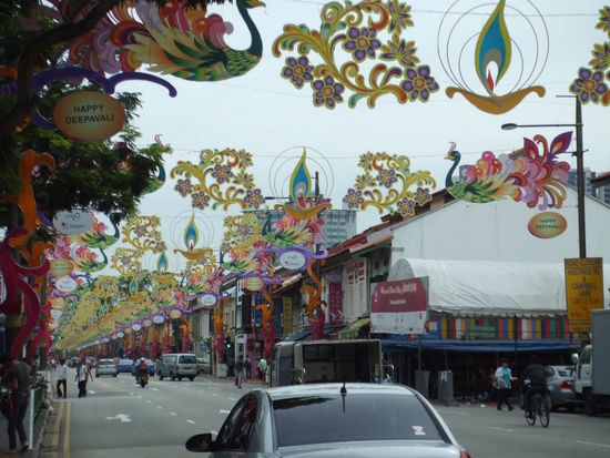so wie jedes Jahr, feiern wir auch heuer wieder Deepavali - das Fest des Lichtes in Little India