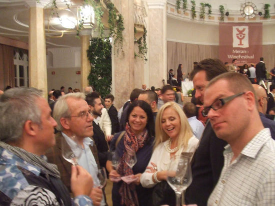 zu späterer Stunde kam noch hoher Besuch zu uns - meine Damen und Herren wenn wir ihnen vorstellen dürfen  - Hr. Emmerich Knoll der Mann links in Grau (und wir meinen nicht den vorne im Bild sondern den der hinten steht).
Man beachte auch Chrisl´s Gesichtsausdruck 