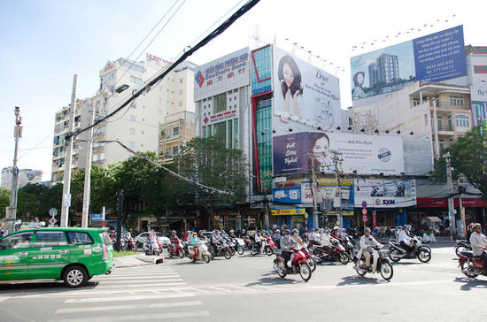 begrüßung durch die tausenden bzw millionen mopeds (5 Mio. alleine in saigon)