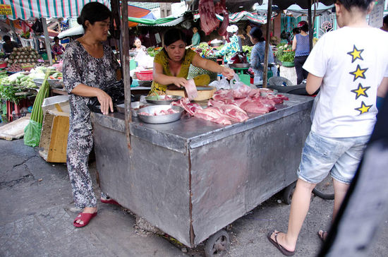 aber auch beim fleisch sinds sorgsam  .... bevors das verkaufen kehrens eh die Fliegen weg
