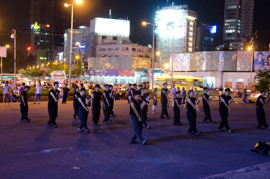 die parks sind voll von sportlern und tanzgruppen....hier ein karateverein?
