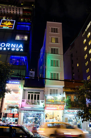 die häuser sind alle sehr schmal gebaut..grad mal a zimmer breit.....gehen weit nach hinten