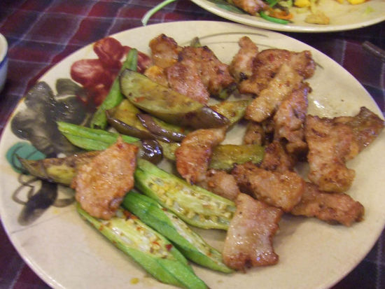 grundsätzlich war das lokal von aussen sehr gemütlich.....bis wir auf das wort "goat" gestossen sind.
tja ein spezialitätenlokal nur für ziege.....andere meinten auch gans ....doris ))
am Foto schauts ja eigentlich ned schlecht aus ...
und wie wars??