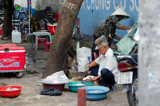 alle fünf meter ein strassenverkäufer .... diesmal fisch