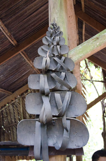 ...wurden Sandalen für die Vietkongs hergestellt. Die Schuhe kann man in beide Richtungen tragen, heißen daher "Backward-Shoes", um den Feind zu täuschen damit der glaubt man sei in die andere Richtung gegangen... a ned deppad