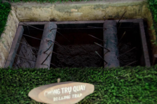 Fallentechnisch haben sich die damals auch ein paar Schmankerl einfallen lassen. Die Fallen waren immer gut getarnt unter einem Grasteppich und wenn man dann drauf getreten is, wars des....*autsch*