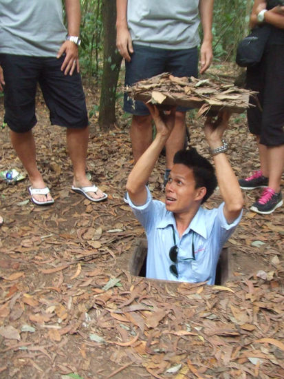 Das is unser Tourguide Yan im Loch.
Die Öffnung schaut nur so groß aus, der Bursch hat als a nasser 40kg gwogen