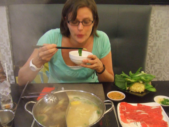 die schüssel in der mitten is der hot pot....was eigentlich nix anders als a fondue auf asiatisch is. rechts scharfe misosuppe, links ...wissns wirs nimmer, aber guad wars!! 
leeeeeckeeeeeer wars !!!!!