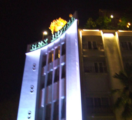 am heimweg habm ma noch an zwischenstopp im berühmten REX hotel gmacht. des war während des krieges ein wichtiger treffpunkt für journalisten, diplomaten und offiziere.
es gibts jetzt a tolle dachterasse mit livemusik....