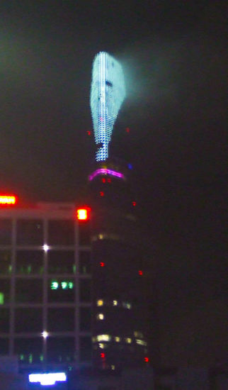 ausblick vom rex hotel auf das höchste gebäude saigons mit 68 stockwerken..... 68 ? .... ja .... feng shui war da 