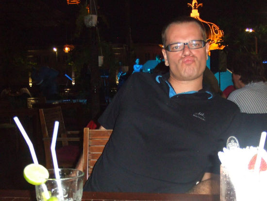 cocktail auf der dachterasse und alle sind zufrieden 