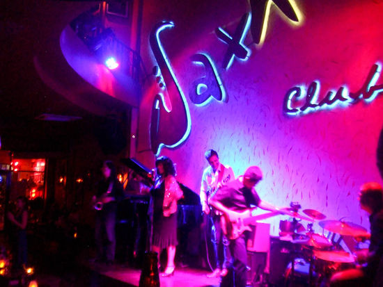 als weiteres highlight an dem abend gings in den berühmten Saxn´art jazz club, wo der Chef des hauses noch jeden abend selbst am Sax steht und mit seiner multikulti (franzosen, amerikaner, viatnamesen etc.) Band tolle Musik macht...nur zu empfehlen...
ein schöner Abend neigt sich dem Ende zu............