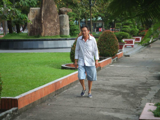 man glaubts kaum, aber es ist ein "jogger" ....im hemd 