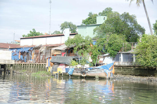 vom hafen gings durch viele seitenarme des saigon rivers, richtung mekong delta und hier offenbart sich die armut saigons