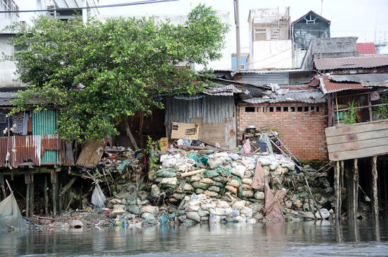 manche häuser werden nur mehr vom müll hochgehalten....