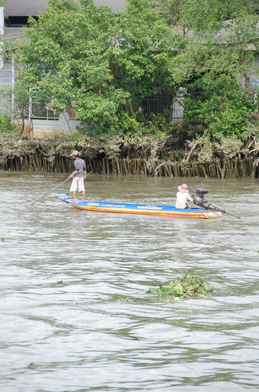 Nur dahinter lauern schon diese Burschen die den freigesetzten Fisch mit Stromschockern tötet und einsammelt....der Lauf der Dinge - jeder kämpft auf seine Art ums Überleben 