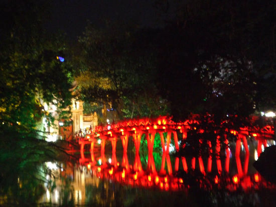 brücke zur pagode am han kiem see
