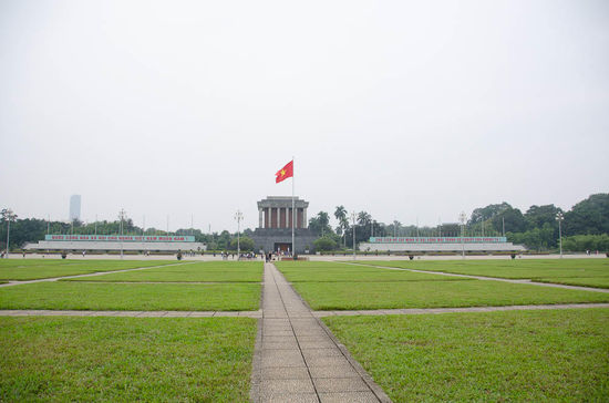 und dann offenbart sich uns der absolute kommunistische baustil
ein riiiiiieeeeeesen platz, nur für das kleine mausoleum..