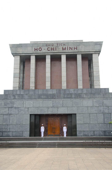 hier ruht onkel ho ( tja, bis wir draufkommen sind wer da"onkel ho" is, sind scho a paar tagal vergangen )
derzeit is das mausoleum wegen renovierungsarbeiten am onkel geschlossen 