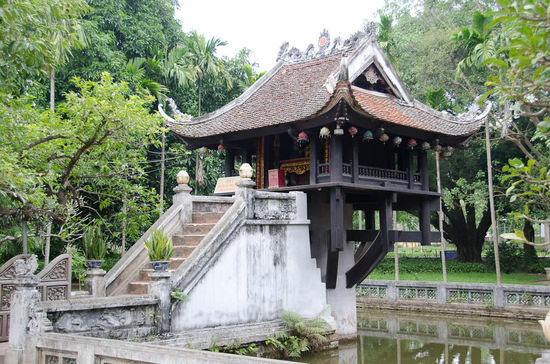 hinter dem mausoleum findet man die einsäulenpagode.... eines der wichtigsten wahrzeichen der stadt