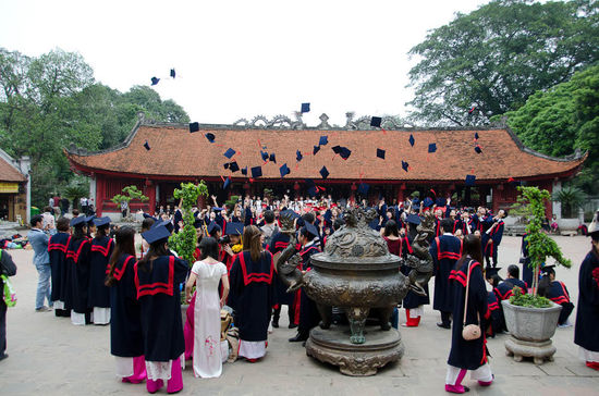 zwischenstop im literaturtempel (erste universität hanois....jetzt nur mehr tempel)...dort feierten gerade "maturanten" ihren abschluss