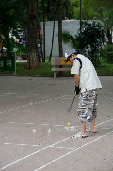 in einem park haben wir eine neue sportart entdeckt.... " federballgolf"