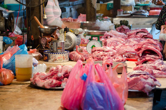 da "fleischwarenfachverkäufer" sitzt hoid ned hinta ana glosbudl